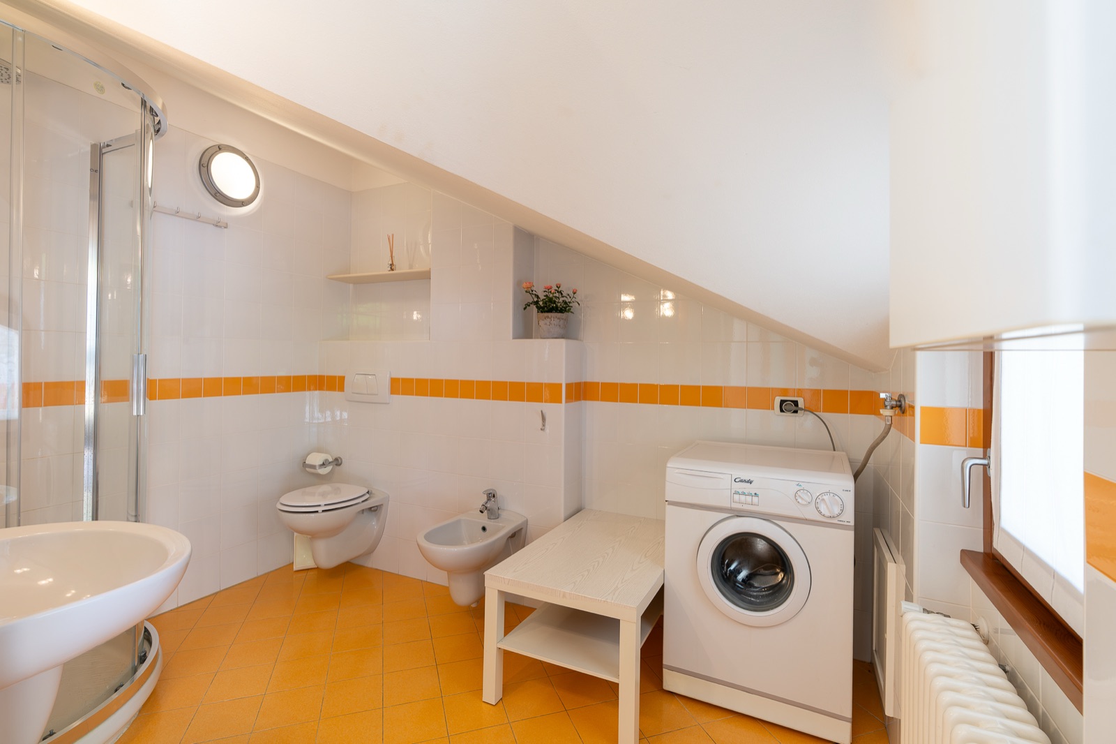 Bad mit Dusche, WC und Waschmaschine