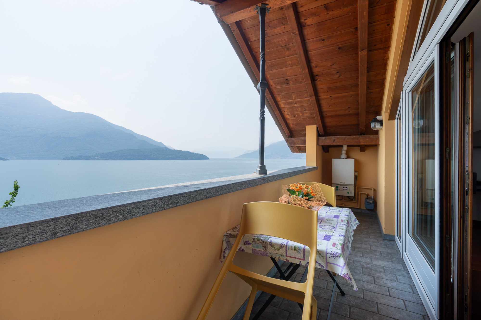 Balkon der Casa La Becca mit freiem Blick auf den Comer See und die Berge