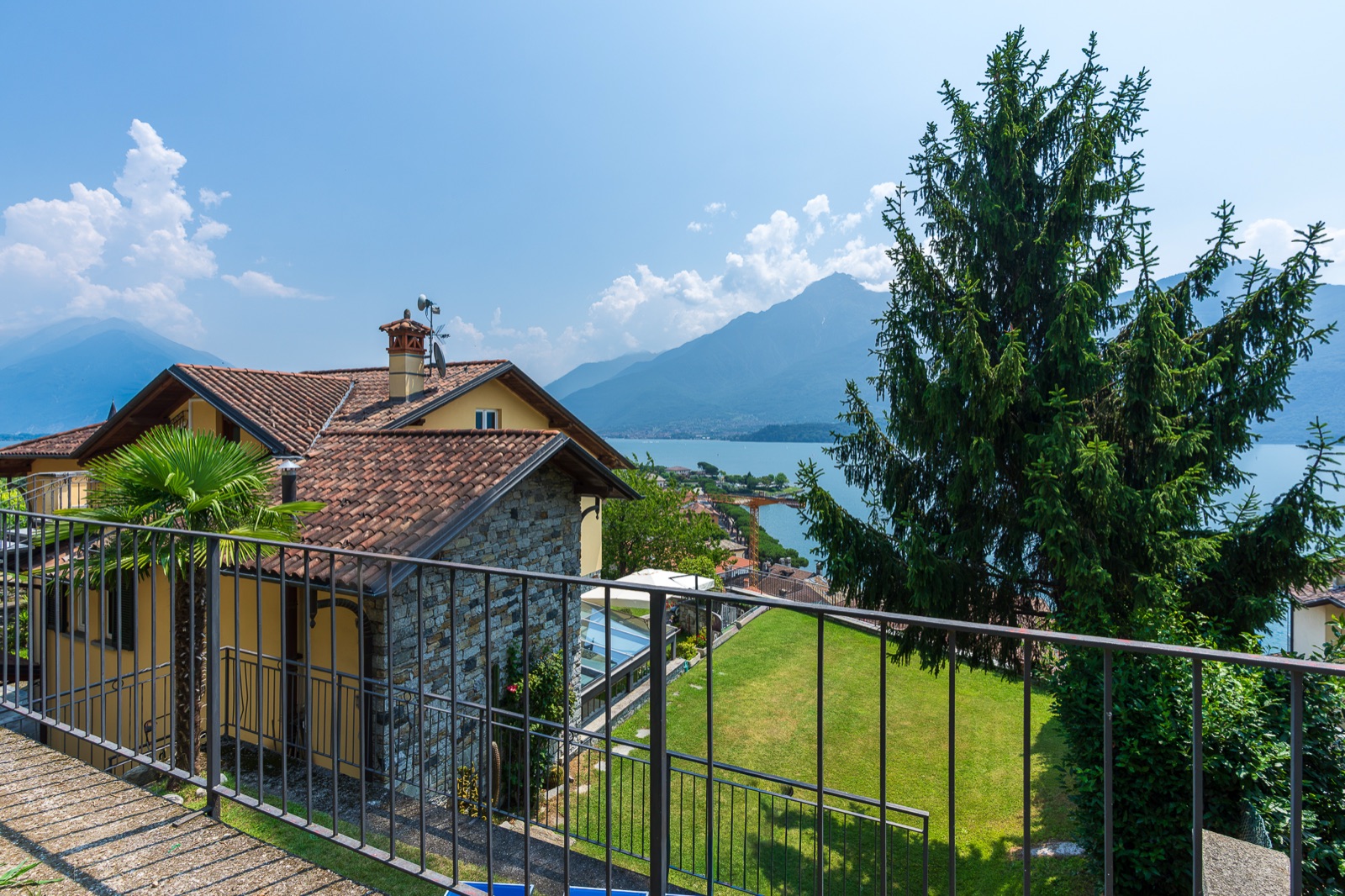 Blick auf See und Berge von der Gemeinschaftsterrasse