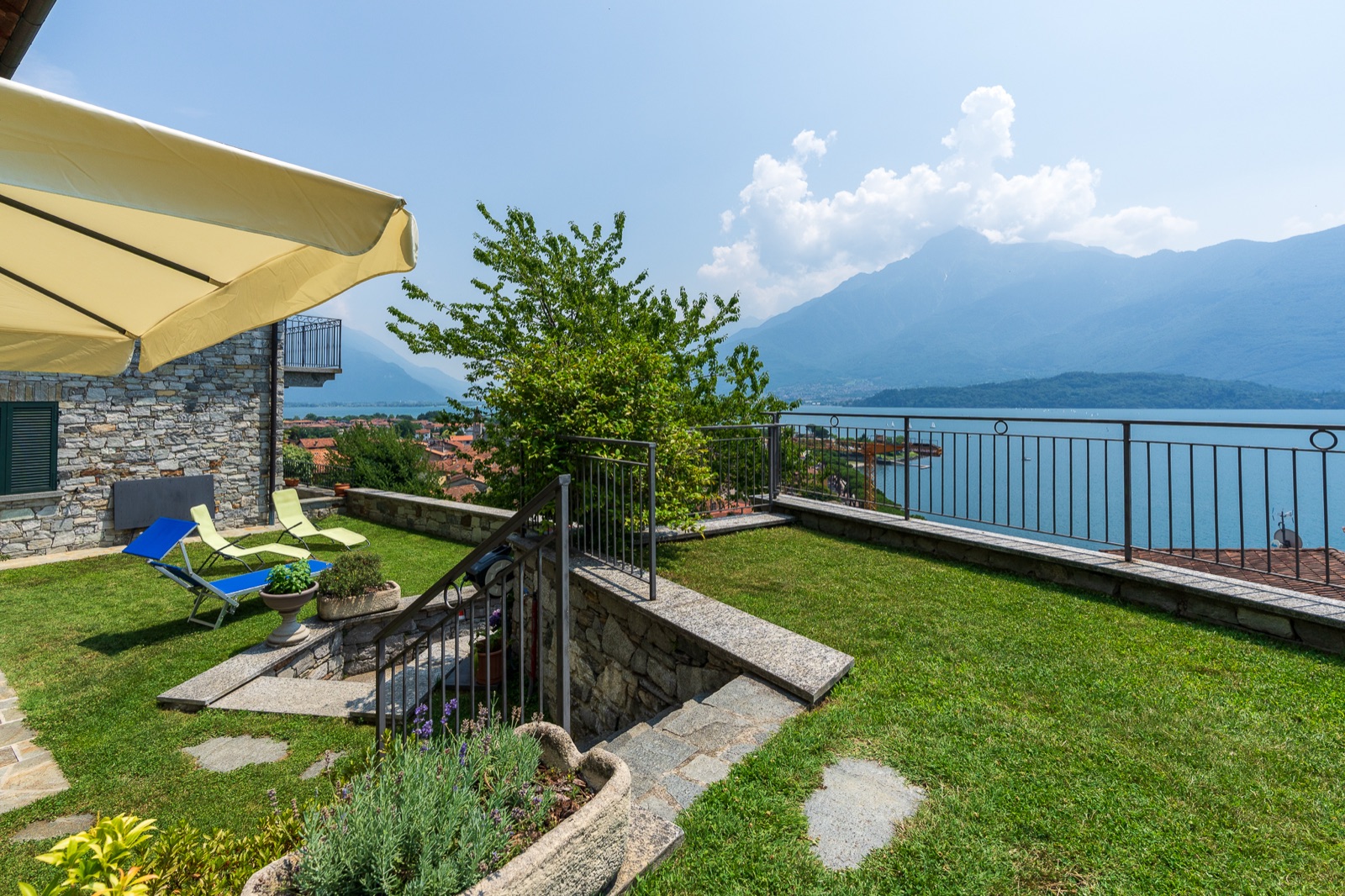 Terrassengarten mit Blick auf See und Berge